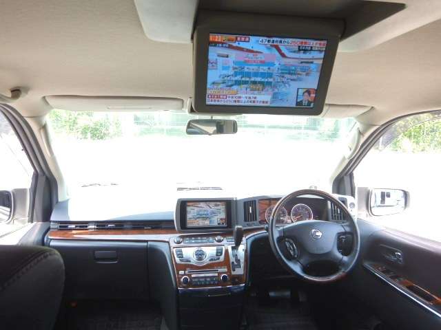 2010 Nissan Elgrand – thumbnail 2