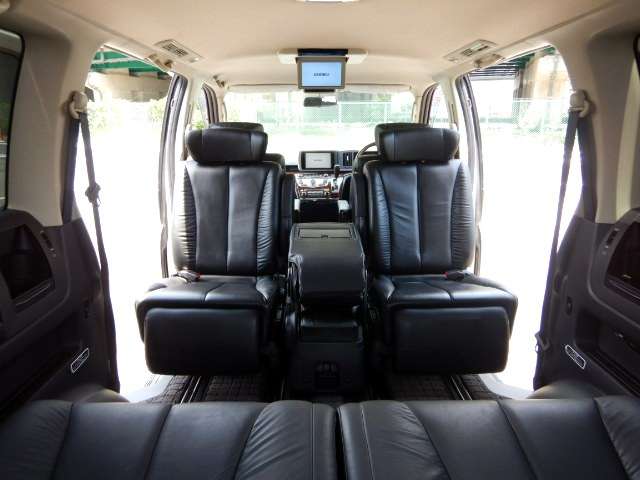 2010 Nissan Elgrand – thumbnail 3