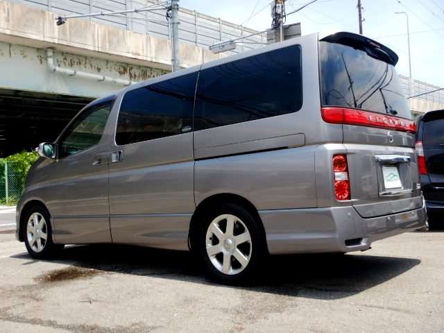 2010 Nissan Elgrand – thumbnail 4