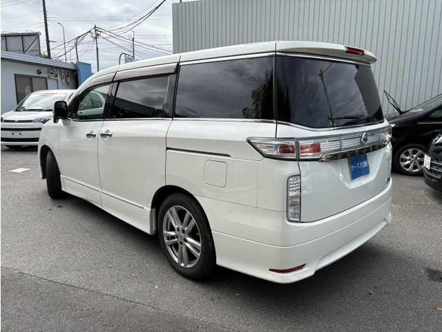 2010 Nissan Elgrand – thumbnail 3