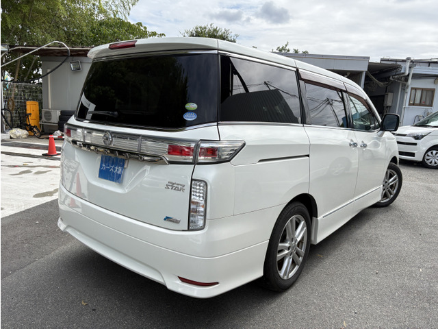 2010 Nissan Elgrand – thumbnail 4