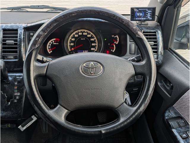 2010 Toyota Hiace – thumbnail 3