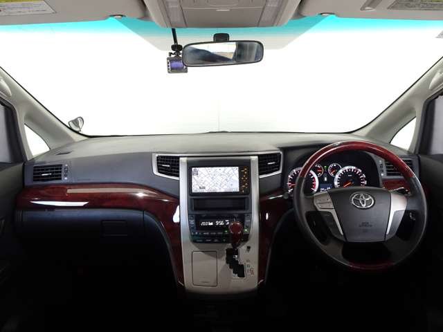 2010 Toyota Vellfire – thumbnail 3