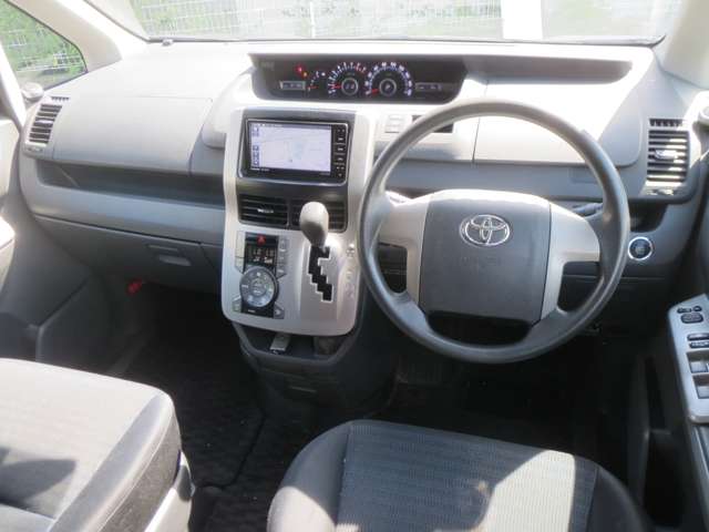 2007 Toyota Voxy – thumbnail 4