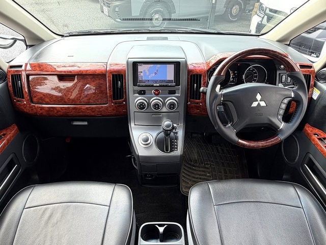 2009 Mitsubishi Delica D:5 – thumbnail 2