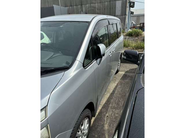2009 Toyota Voxy – thumbnail 3