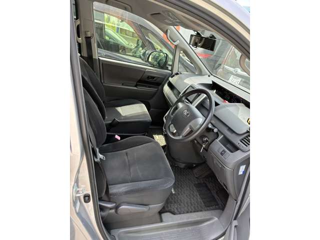 2009 Toyota Voxy – thumbnail 4