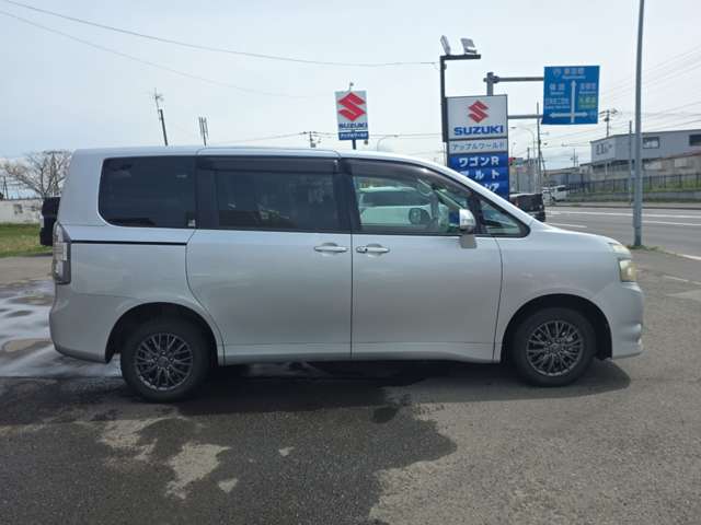 2009 Toyota Voxy – thumbnail 3