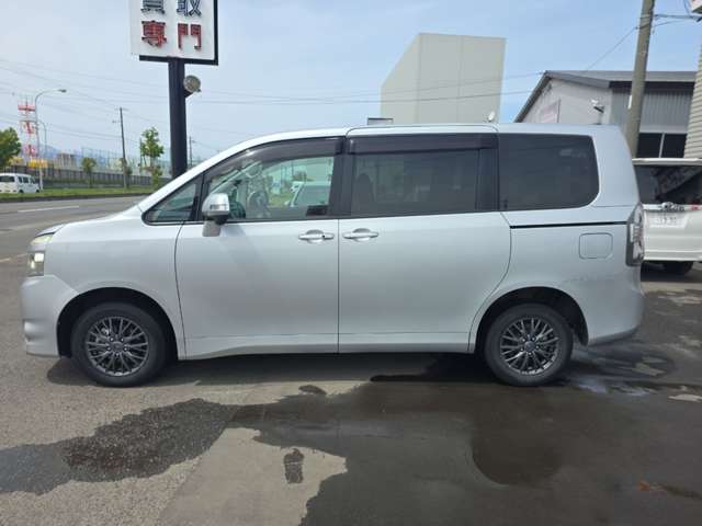 2009 Toyota Voxy – thumbnail 4