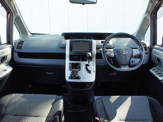 2010 Toyota Voxy – thumbnail 2