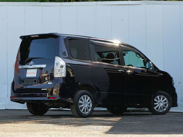 2010 Toyota Voxy – thumbnail 3