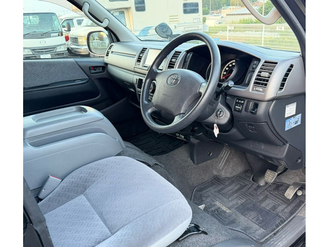 2008 Toyota Hiace – thumbnail 3