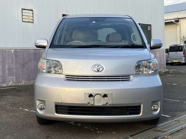 2010 Toyota Porte – thumbnail 2