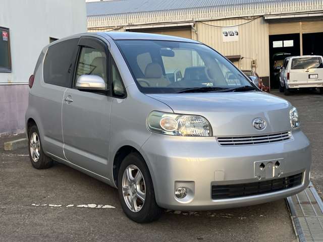 2010 Toyota Porte – thumbnail 3