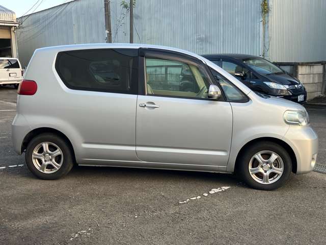 2010 Toyota Porte – thumbnail 4