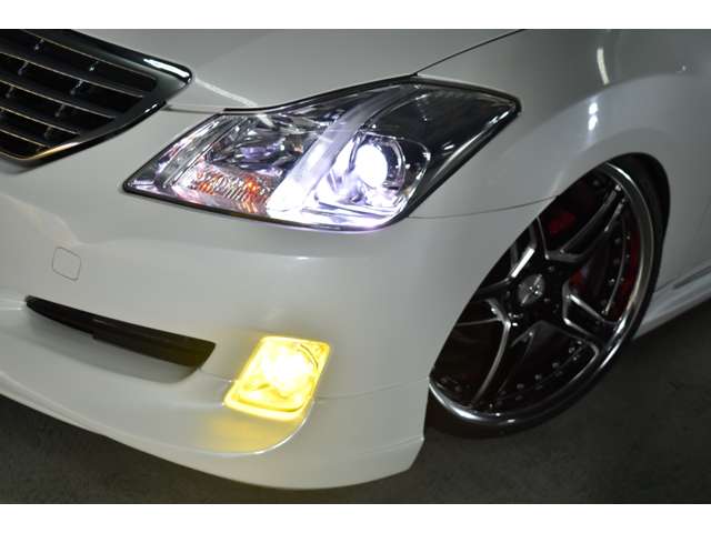 2009 Toyota Crown Royal – thumbnail 4