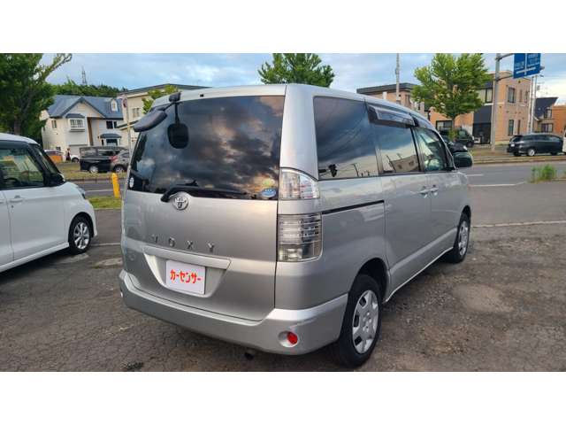 2005 Toyota Voxy – thumbnail 4