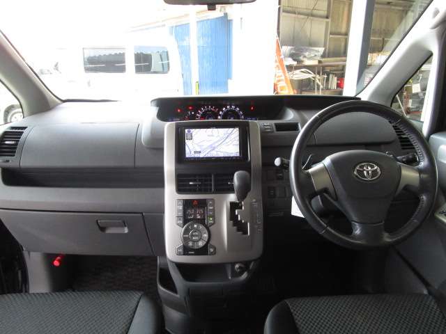 2008 Toyota Noah – thumbnail 2