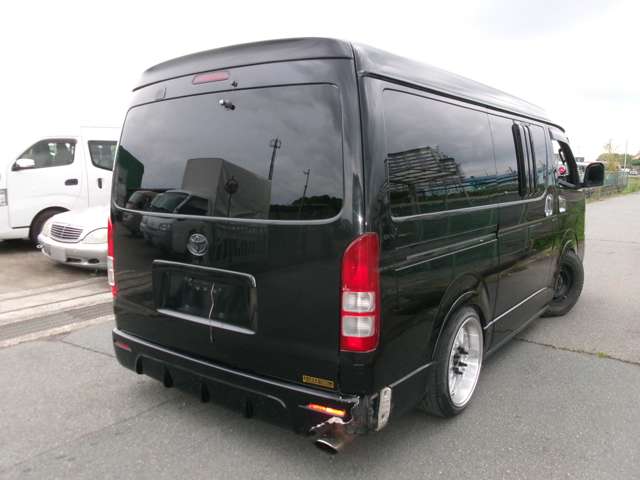 2009 Toyota Hiace – thumbnail 4