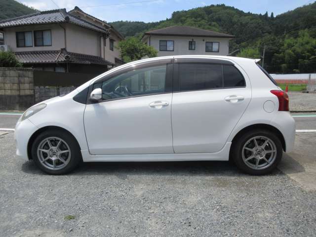 2009 Toyota Vitz – thumbnail 3