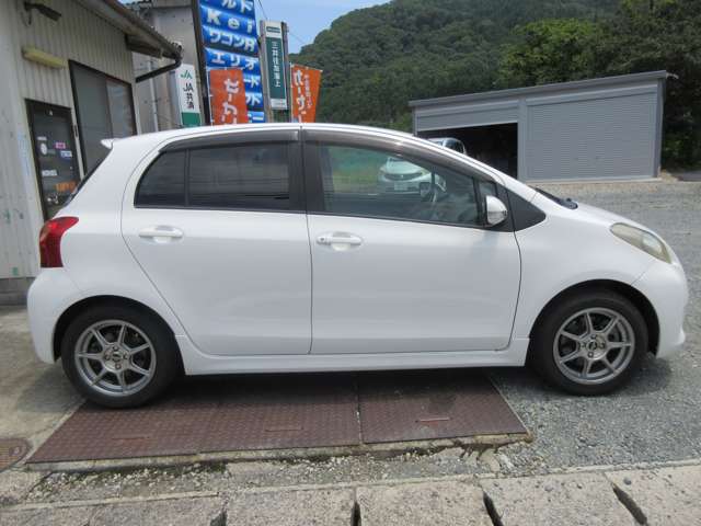 2009 Toyota Vitz – thumbnail 4