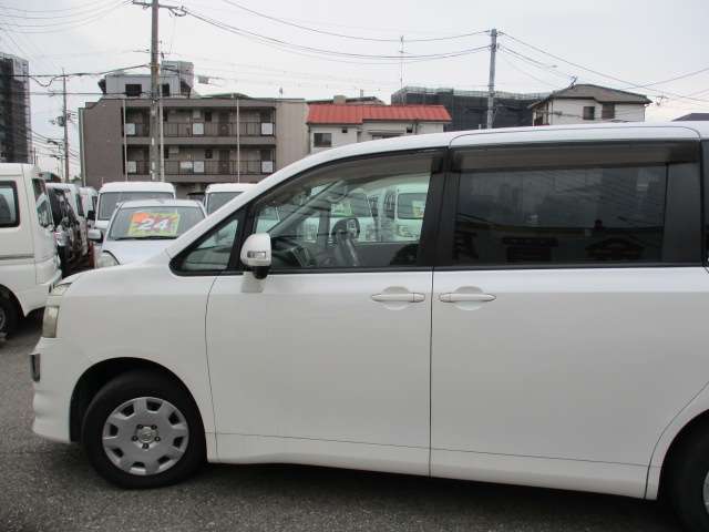 2009 Toyota Voxy – thumbnail 4