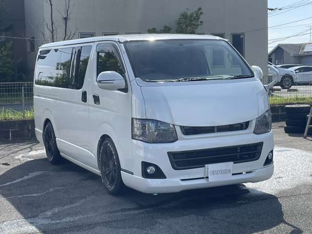 2010 Toyota Hiace – thumbnail 2