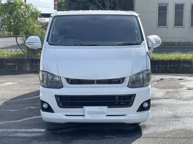 2010 Toyota Hiace – thumbnail 3