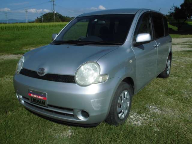 2004 Toyota Sienta – thumbnail 3