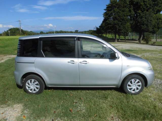2004 Toyota Sienta – thumbnail 4