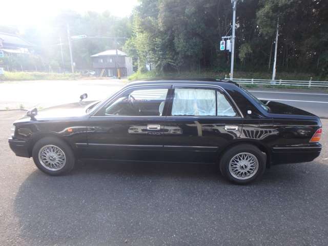2001 Toyota Crown Sedan – thumbnail 4