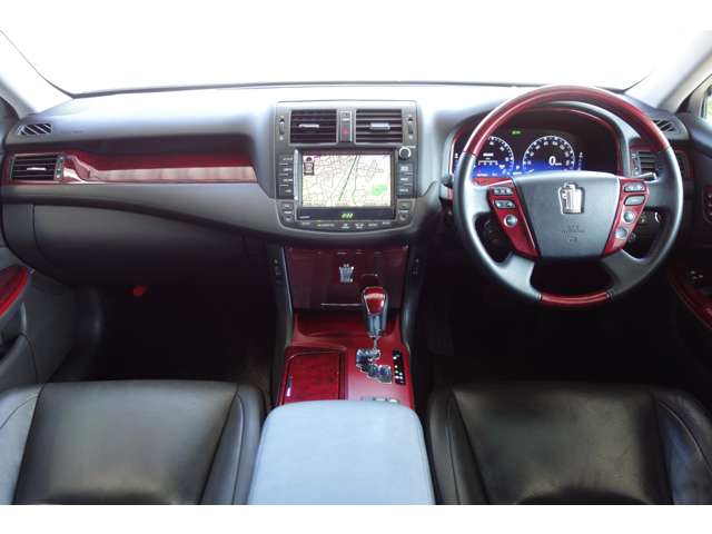 2010 Toyota Crown Hybrid – thumbnail 2