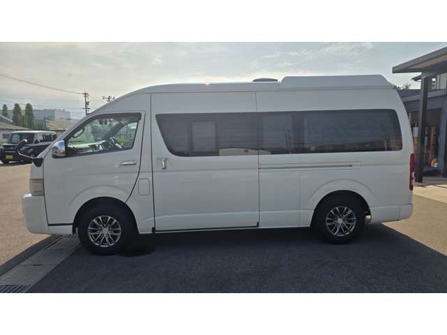 2010 Toyota Hiace – thumbnail 2