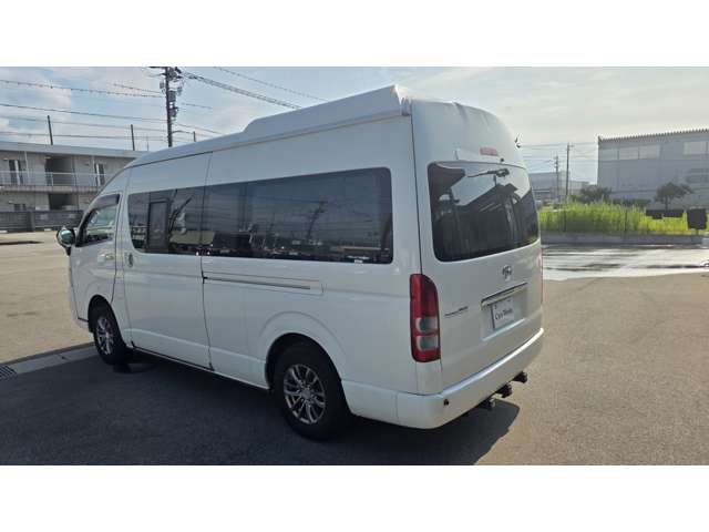 2010 Toyota Hiace – thumbnail 3