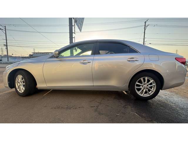2010 Toyota Mark X – thumbnail 3