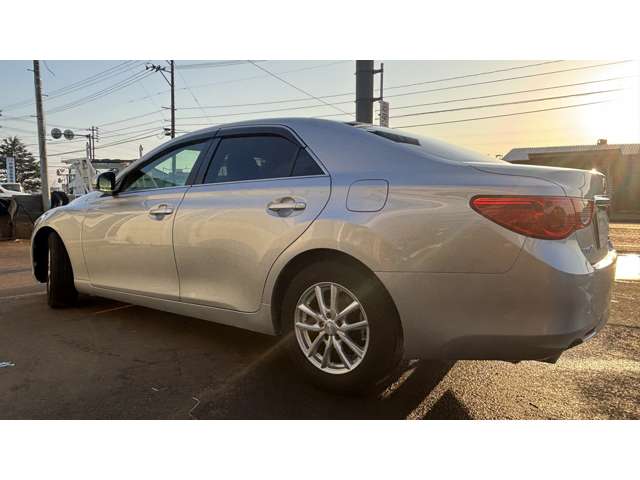 2010 Toyota Mark X – thumbnail 4