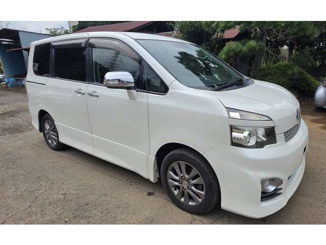 2011 Toyota Voxy – thumbnail 3