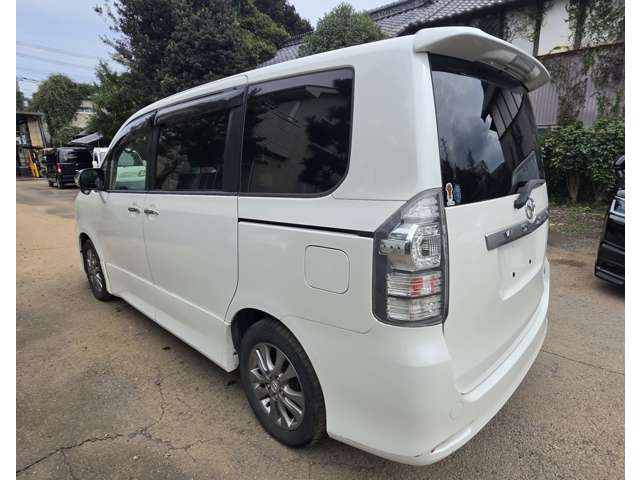 2011 Toyota Voxy – thumbnail 4