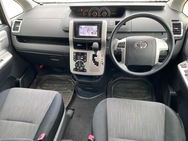 2010 Toyota Noah – thumbnail 2