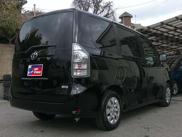 2010 Toyota Voxy – thumbnail 2