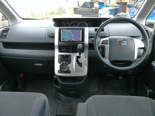 2010 Toyota Voxy – thumbnail 3