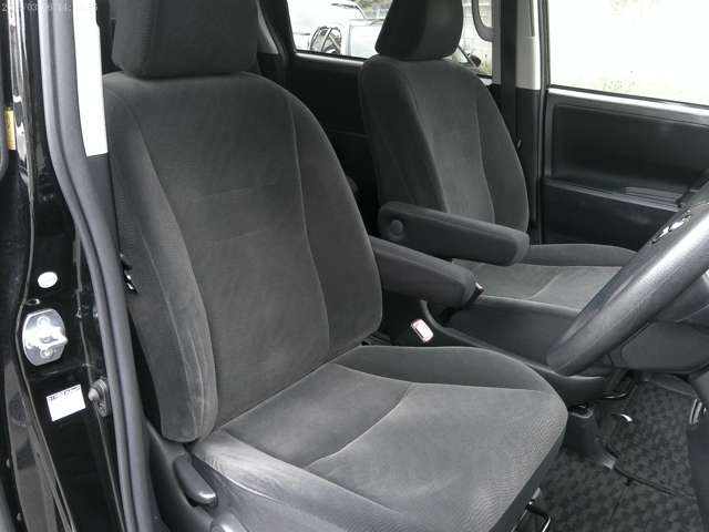 2010 Toyota Voxy – thumbnail 4
