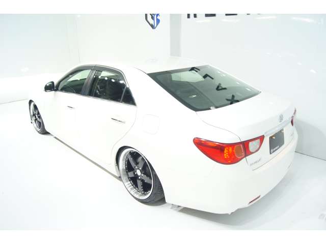 2010 Toyota Mark X – thumbnail 3