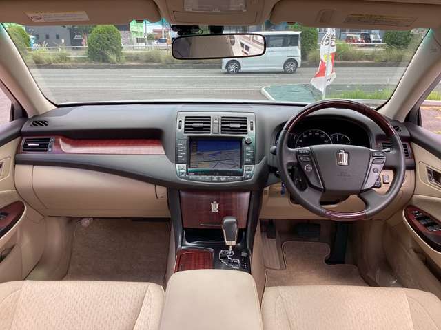 2008 Toyota Crown Royal – thumbnail 2