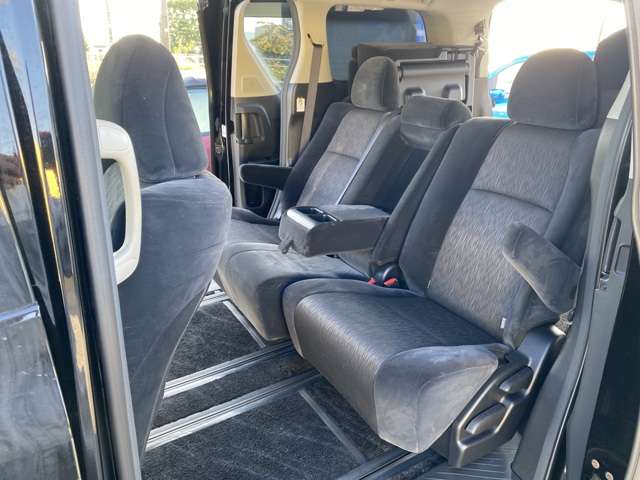 2009 Toyota Alphard – thumbnail 4