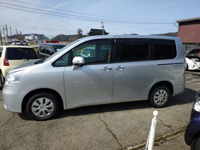 2009 Toyota Noah – thumbnail 4