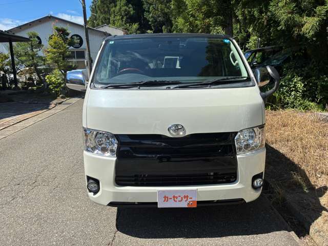 2010 Toyota Hiace – thumbnail 2