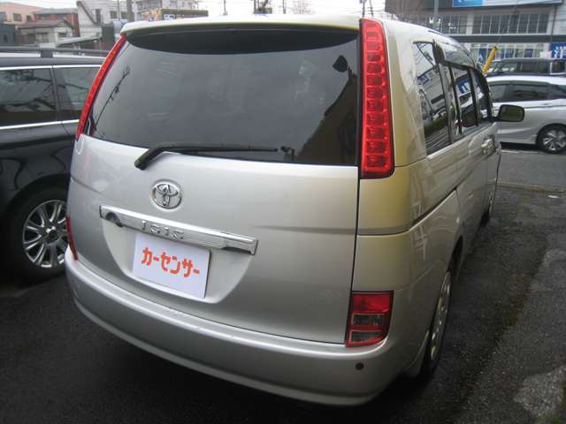2006 Toyota Isis – thumbnail 4
