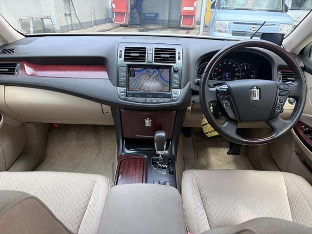 2008 Toyota Crown Royal – thumbnail 2