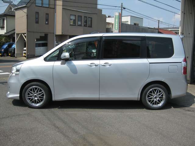 2008 Toyota Noah – thumbnail 4